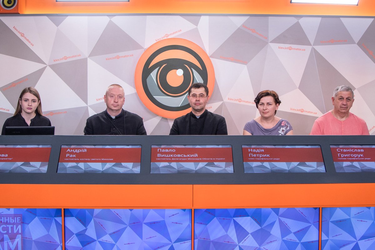 Верующие просят вернуть им храм, чтобы спасти его от разрушения