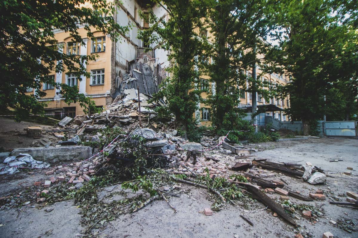 В центре Киева рухнула стена здания 