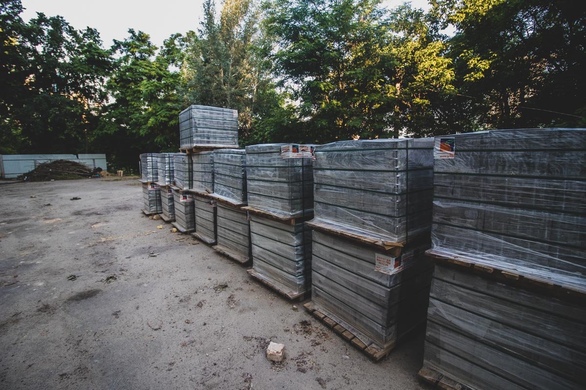 Рядом с обвалом находились свежие строительные материалы 