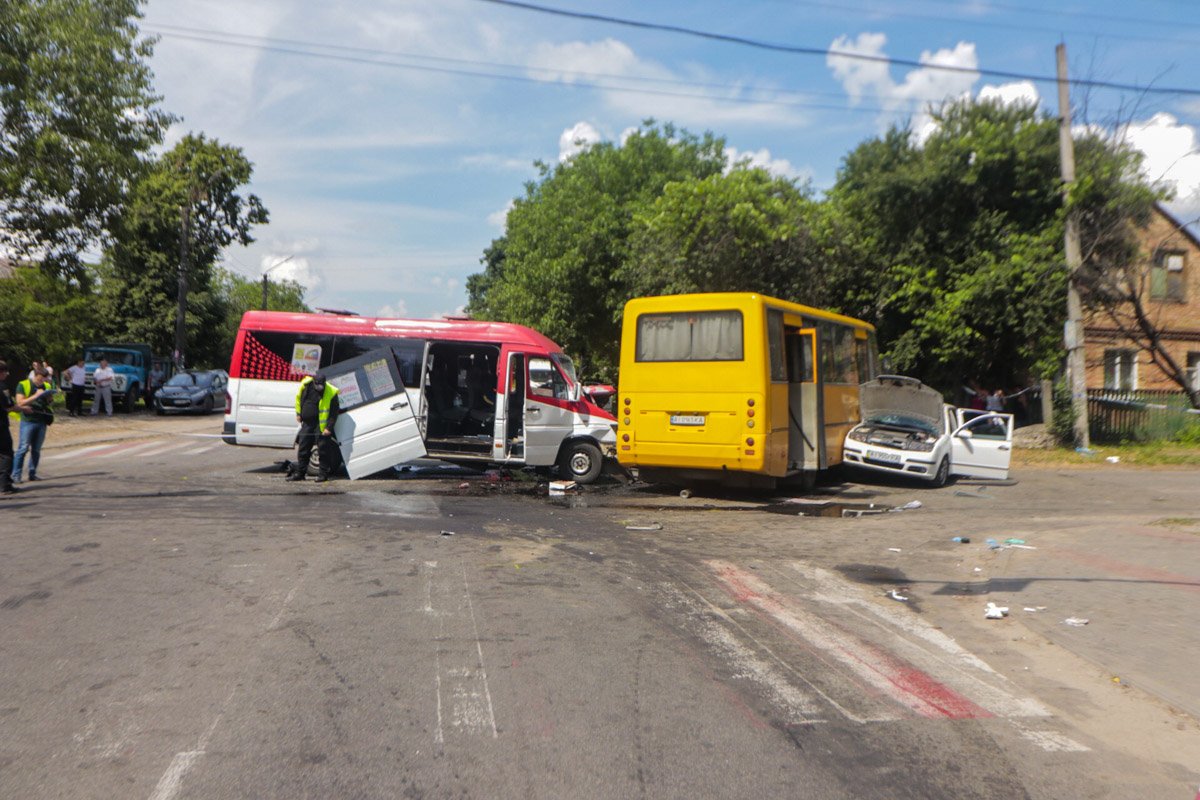 Столкнулись две маршрутки и легковой автомобиль
