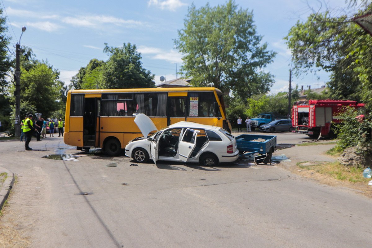 Предварительно, в аварии пострадали 14 человек