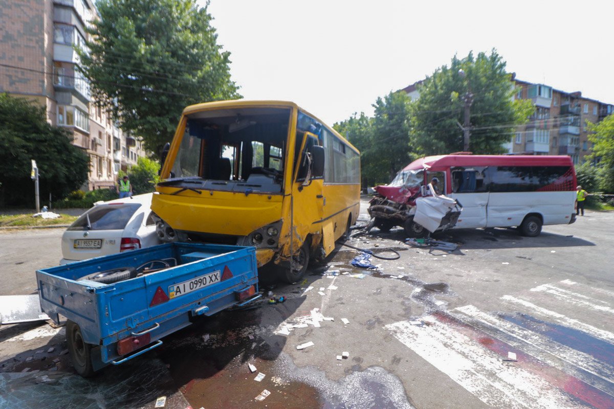 Спасатели деблокировали водителя маршрутки Mercedes, он в тяжелом состоянии