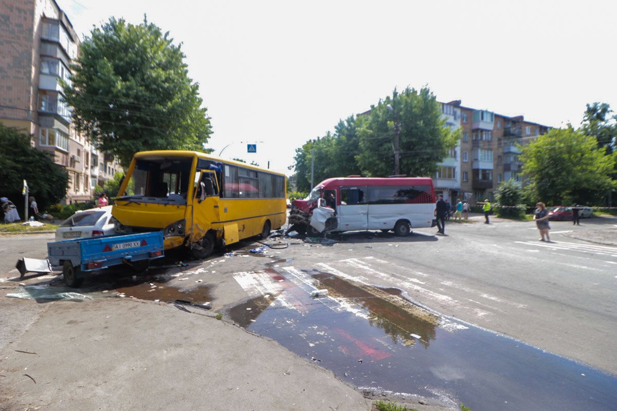 В Боярке Киевской области произошло масштабное ДТП. Столкнулись две маршрутки и легковой автомобиль В Боярке Киевской области произошло масштабное ДТП. Столкнулись две маршрутки и легковой автомобиль