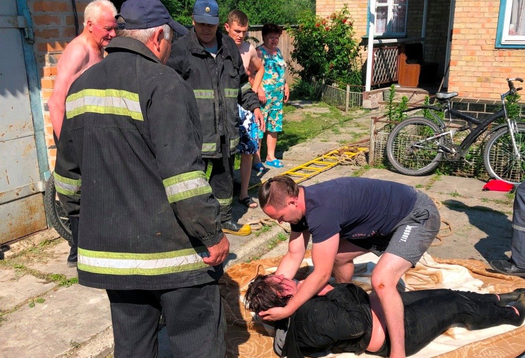 Спасатели вытащили из семиметрового колодца женщину