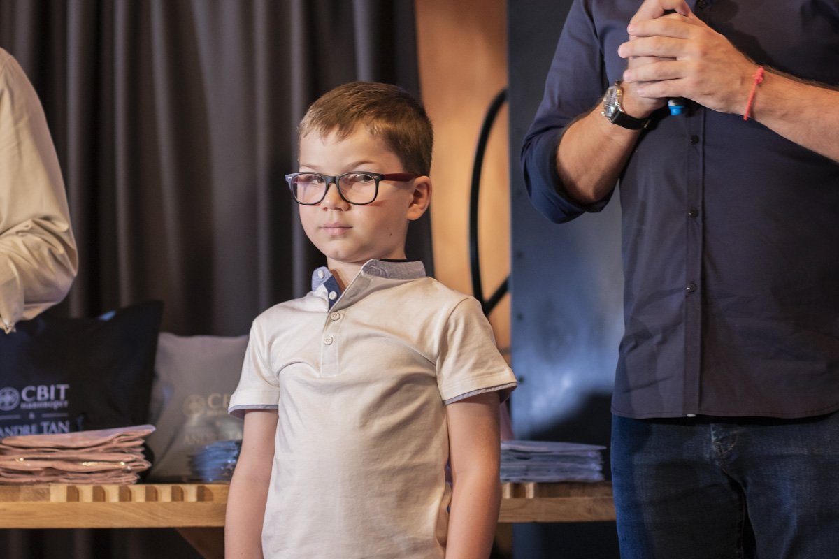 На мероприятие пришел и Андрюша - "снеговичок" - мальчик, который собирал деньги на лечения своей болезни, делая игрушки