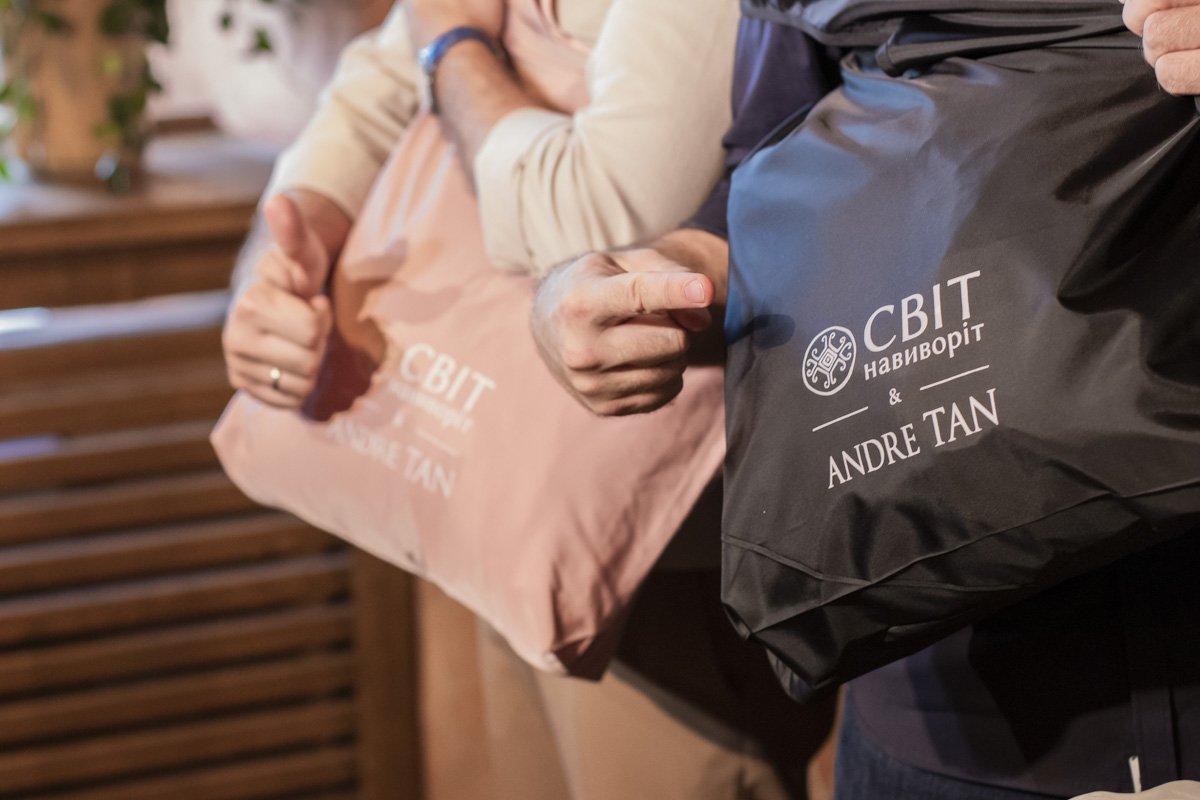 Цена сумки - 249 гривен. Купить ее можно в сети магазинов дизайнера Андре Тана