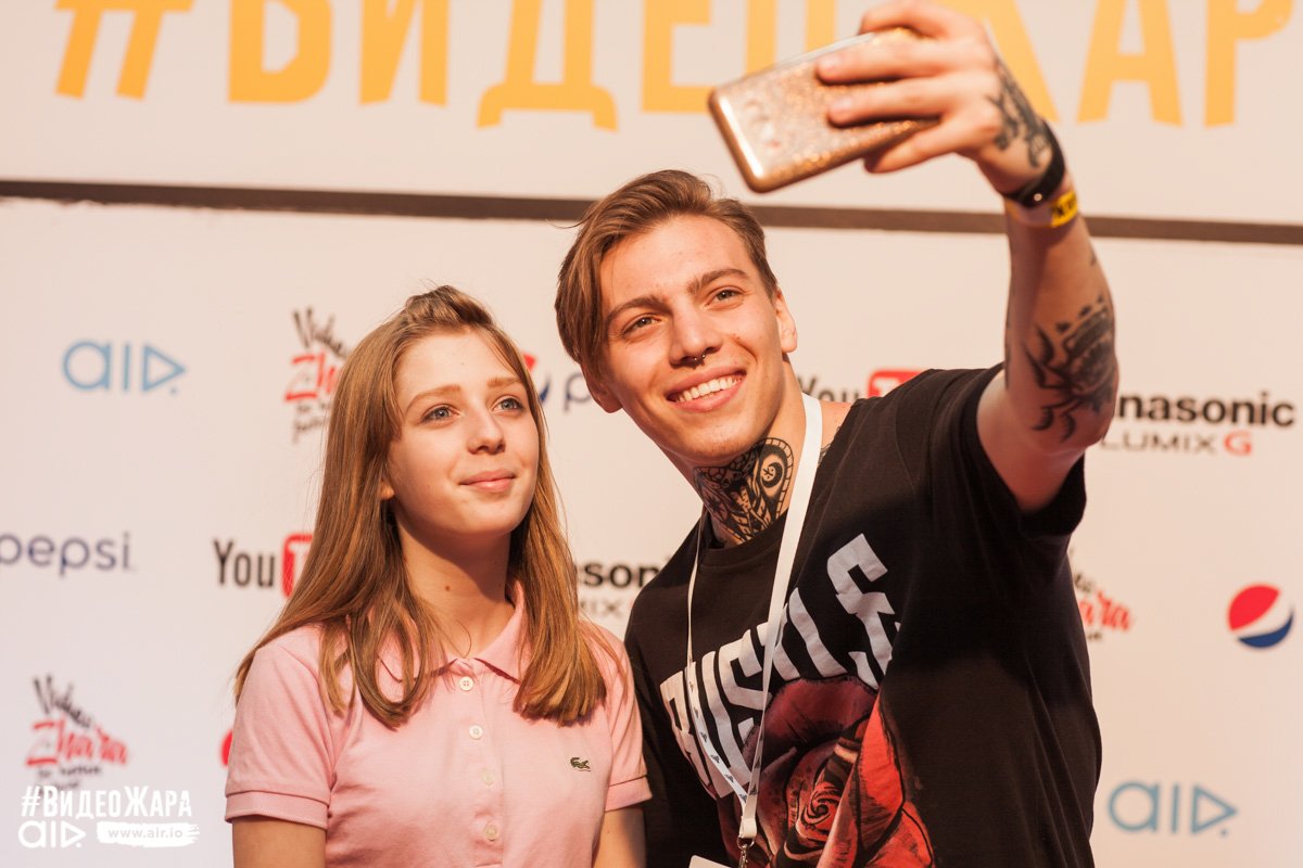 Знакомься с любимым блогером и запечатли момент совместным селфи Знакомься с любимым блогером и запечатли момент совместным селфи