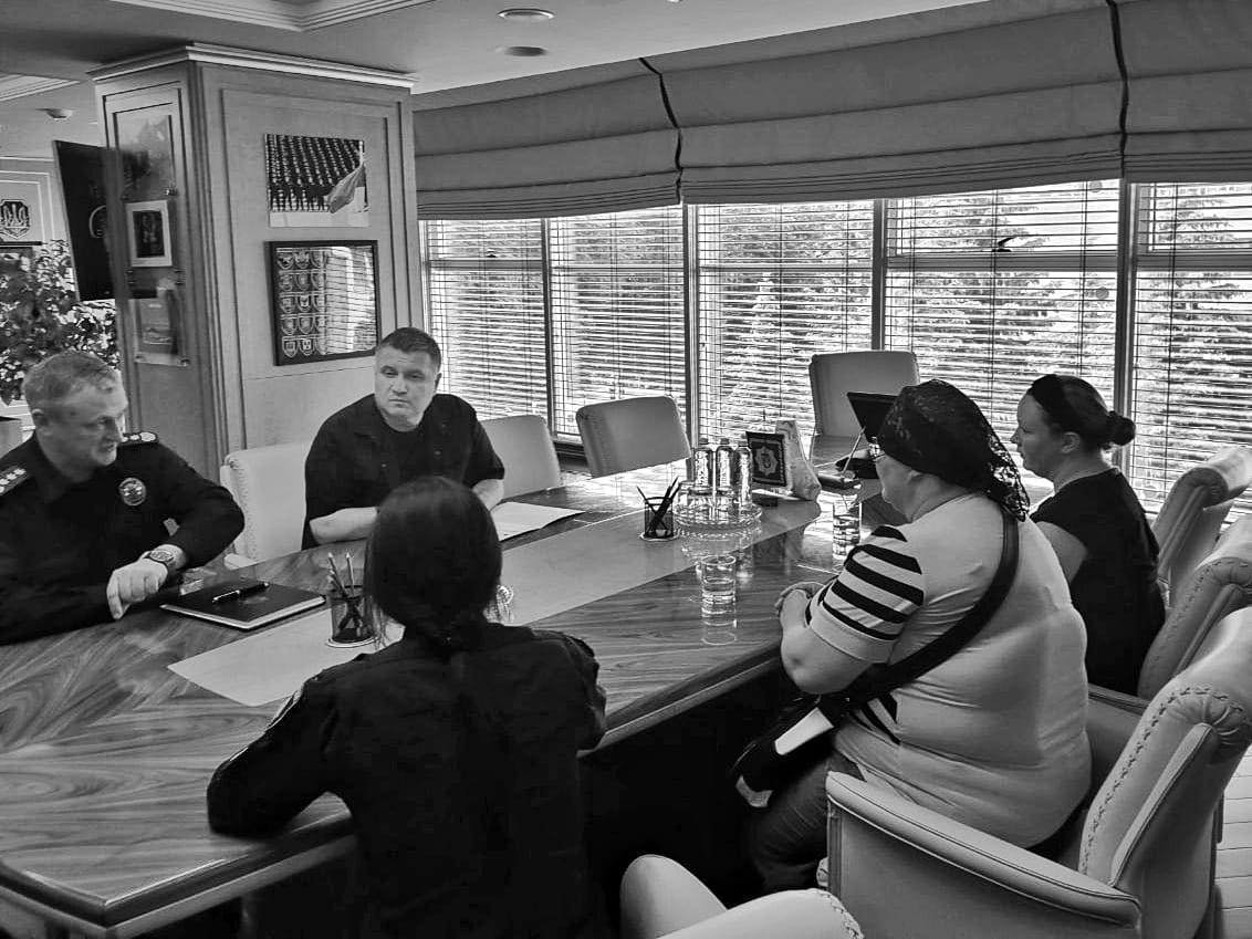 Министр внутренних дел Арсен Аваков и глава Национальной полиции Сергей Князев встретились с родными убитого пятилетнего мальчика