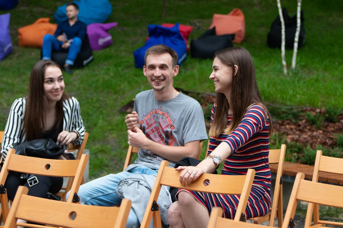 Однако грустных лиц и скорбной музыки на этом вечере не было. Все по задумке организаторов