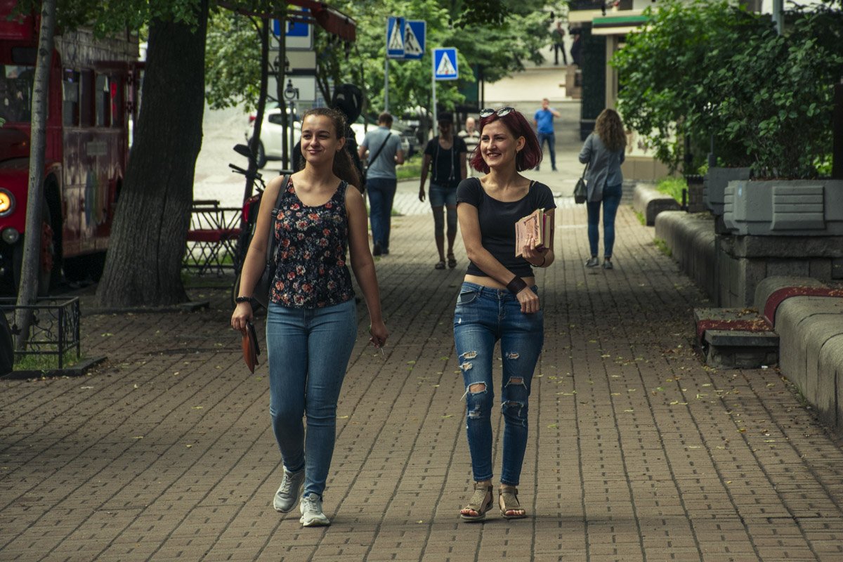 Девочки-подружки - такие разные, но одинаково модные Девочки-подружки - такие разные, но одинаково модные