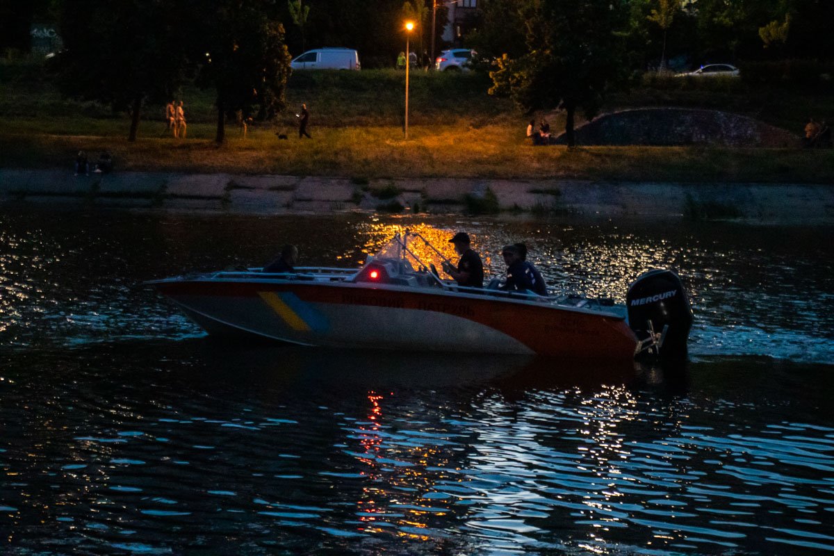 Погибшего мужчину из воды доставали водолазы ГСЧС