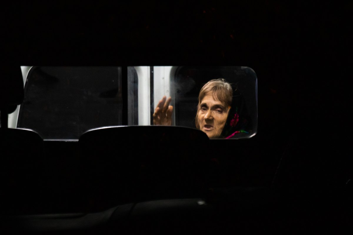 Женщина отказывалась открывать квартиру, двери вскрывали спасатели