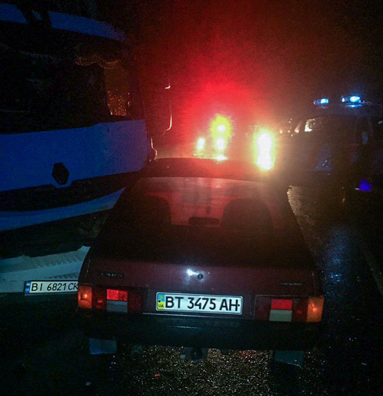 После первого удара грузовик врезался в ВАЗ