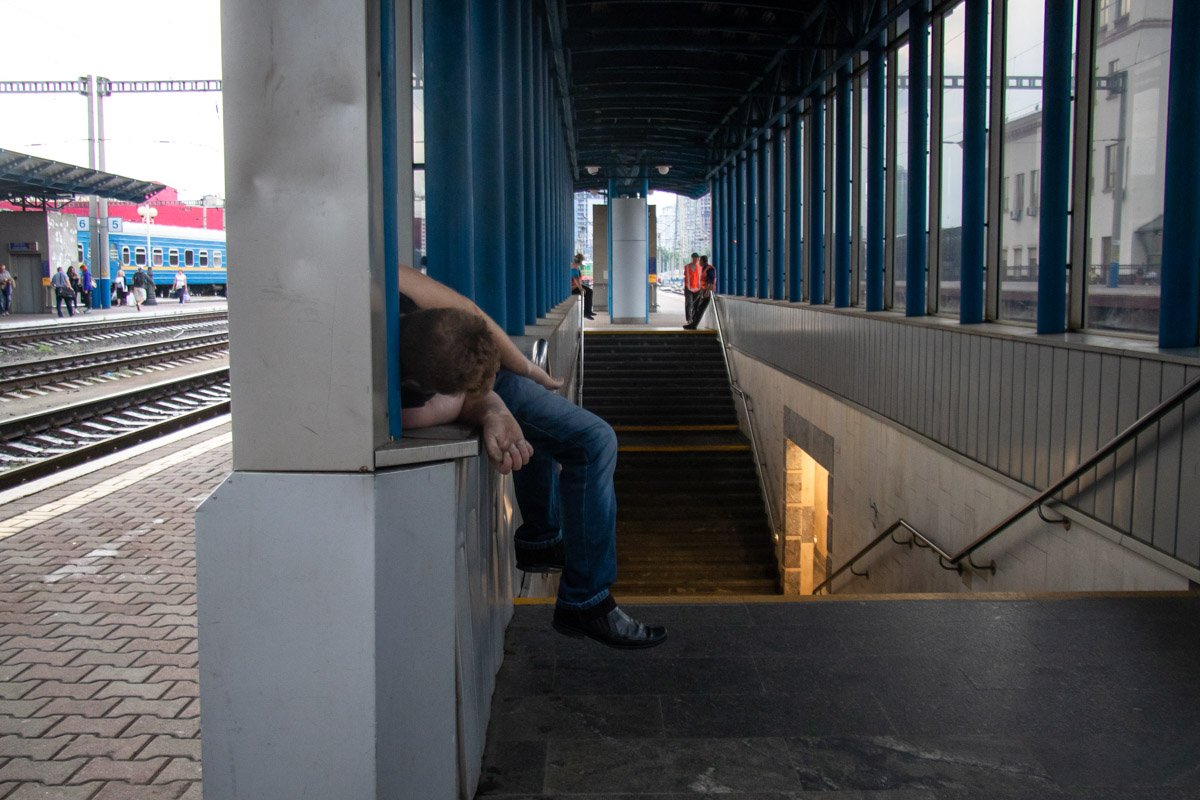 Тело находилось на выходе из подземного перехода на третью платформу