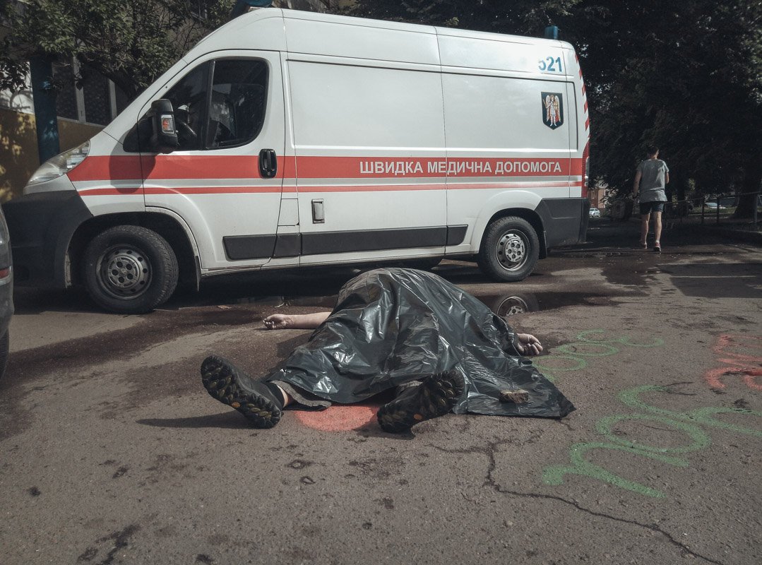 В Святошинском районе столицы во дворе дома умер мужчина