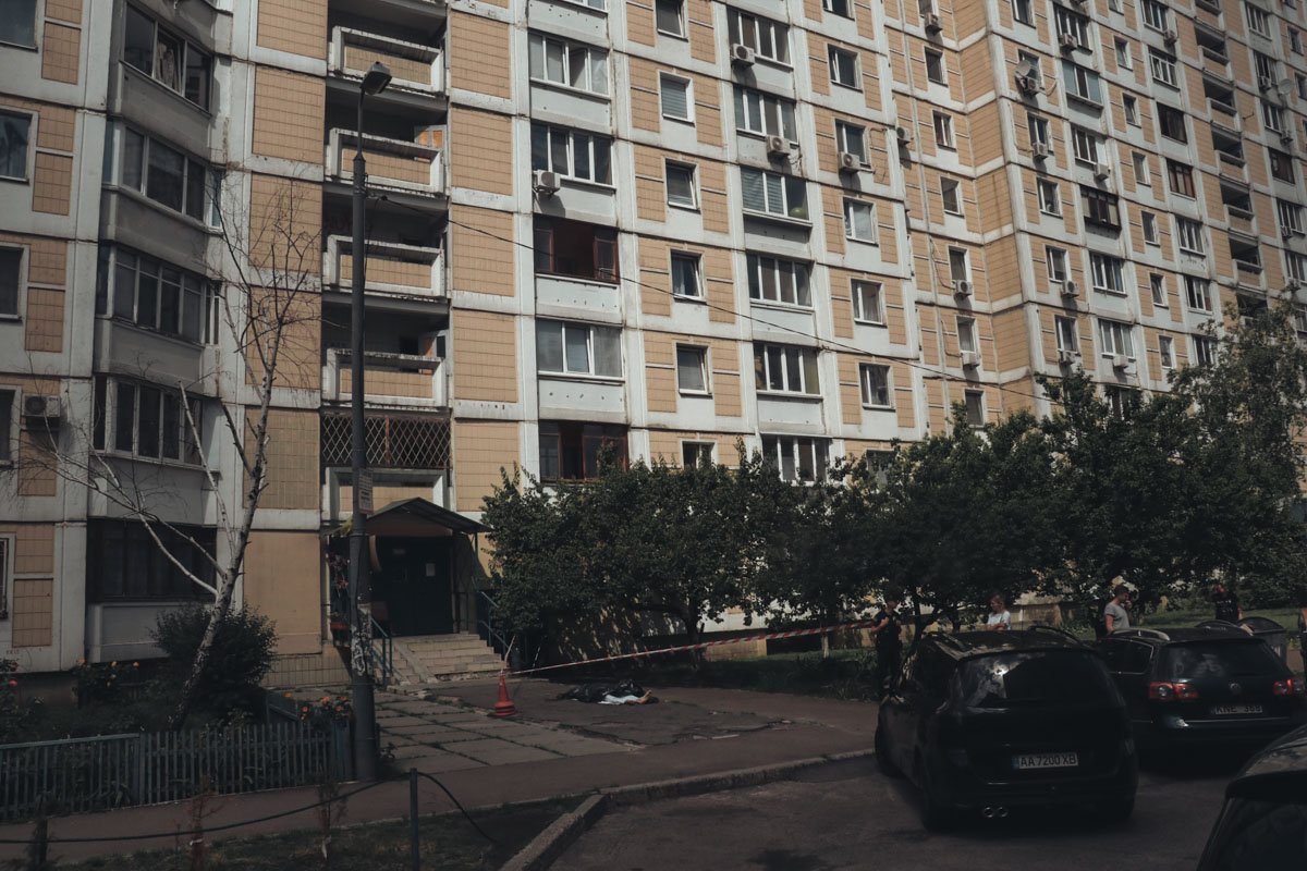 В Дарницком районе Киева мужчина выпал с 14-го этажа. Шансов выжить у него не было
