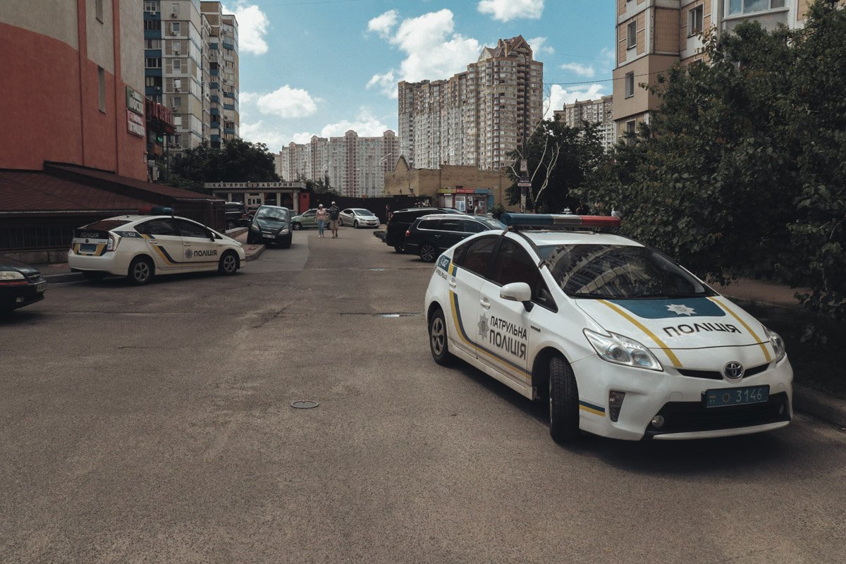 На месте находилось два экипажа полиции