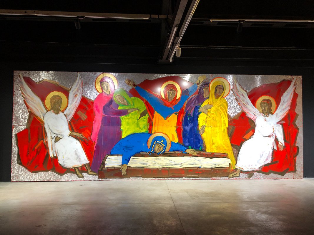 Непривычная цветовая гамма для храма