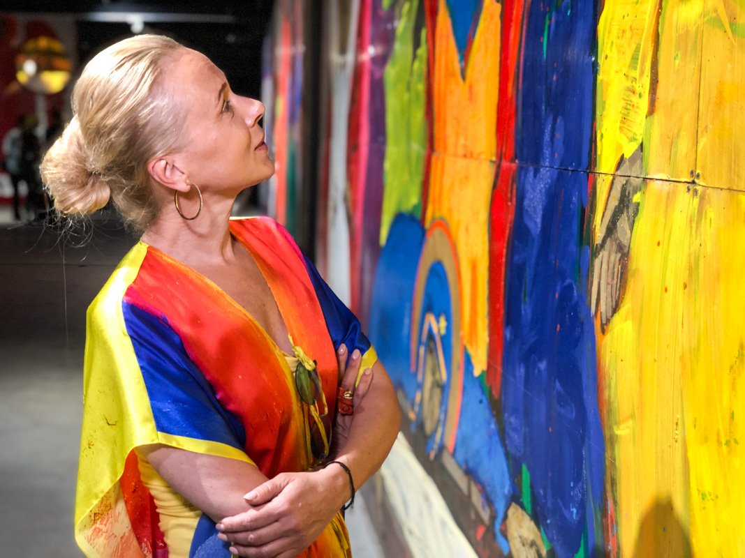 Директор галереи "Лавра" Татьяна Миронова призналась нам, что с удовольствием смотрит на творение Анатолия Криволапа