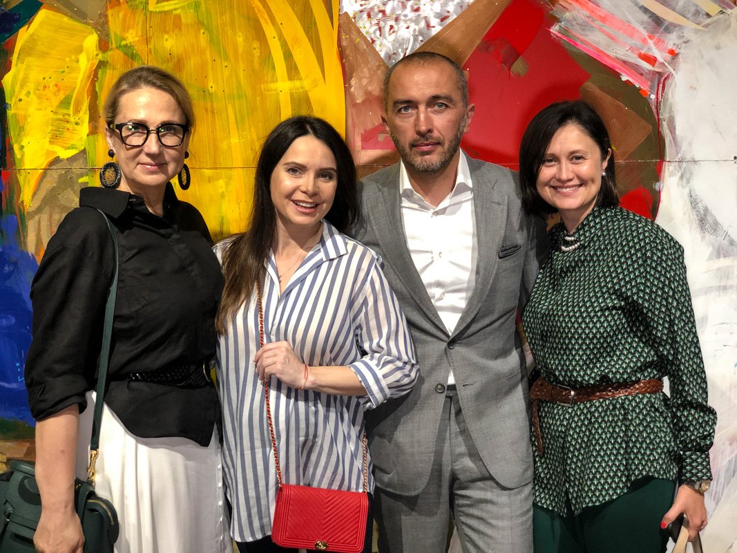 А еще на выставке можно встретить звезд. К примеру, в первый день на композиции пришла посмотреть украинская гимнастка Лилия Подкопаева