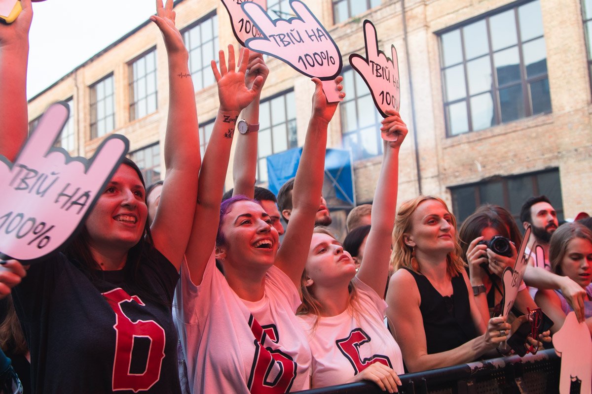 Счастливые фанаты на Арт-заводе Платформа в ожидании концерта