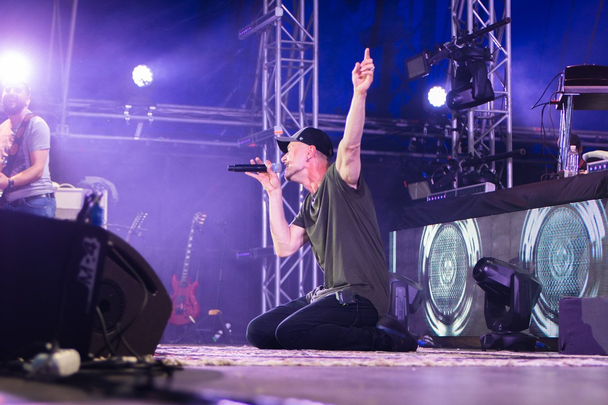 Сам фронтмен Андрей Хлывнюк вышел на главную сцену в 20:30 и с первых фраз смог зажечь огонь в глазах каждого поклонника