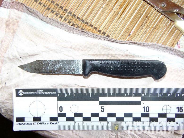 Нож, которым нападавший нанес удары своему знакомому