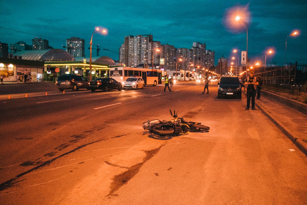 На Днепровской набережной Volvo не поделил дорогу с мотоциклом