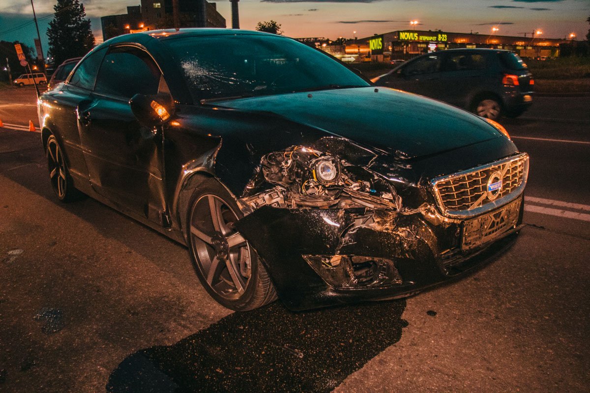 Предварительно, автомобиль не смог пропустить маневренный мотоцикл 