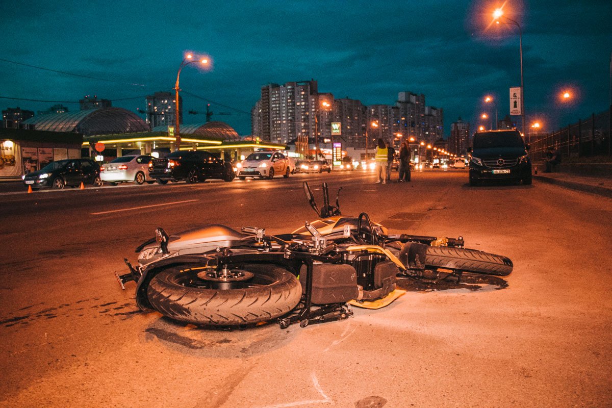 Мотоциклиста госпитализировали, а несколько полос движения перекрыли 