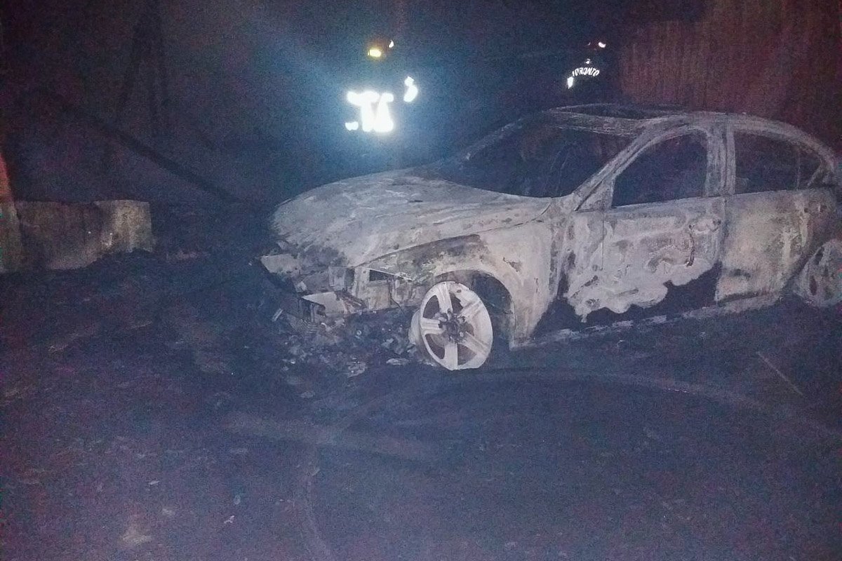 Пламя также быстро перекинулось на припаркованные авто 