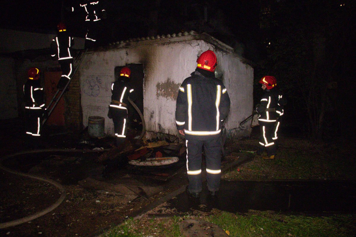 На улице Елены Телиги загорелась подсобка электрощитовой На улице Елены Телиги загорелась подсобка электрощитовой