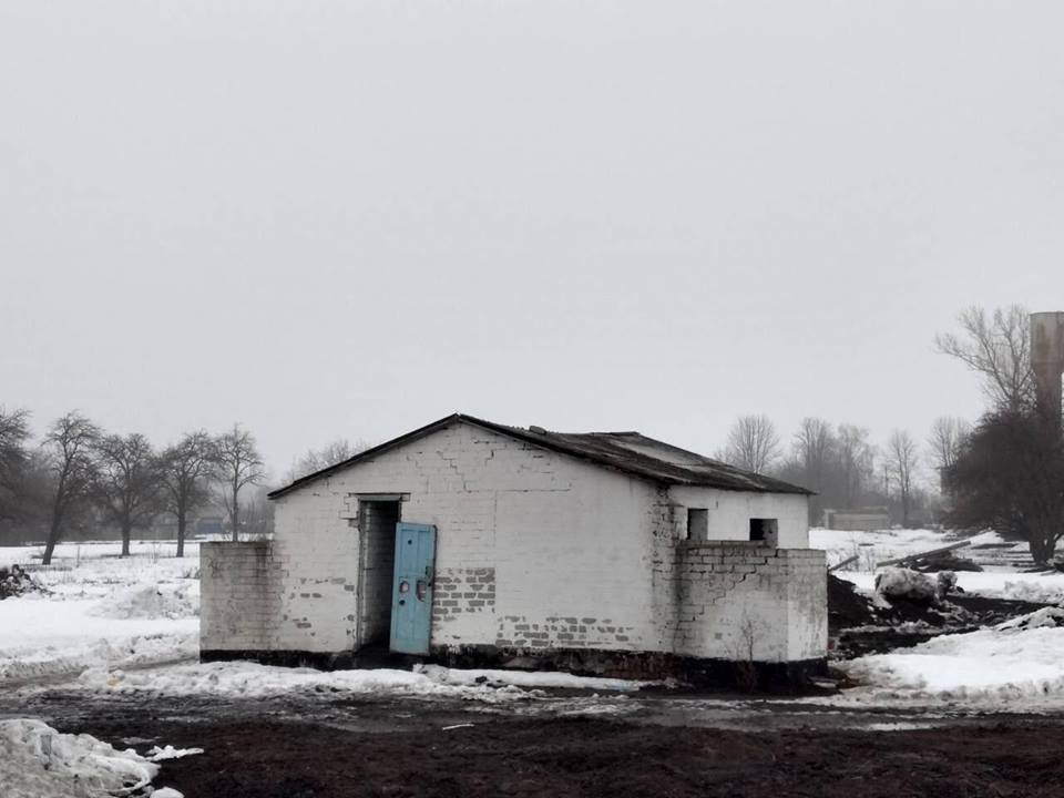Типичный «туалет» на улице в одной из украинских школ в селе