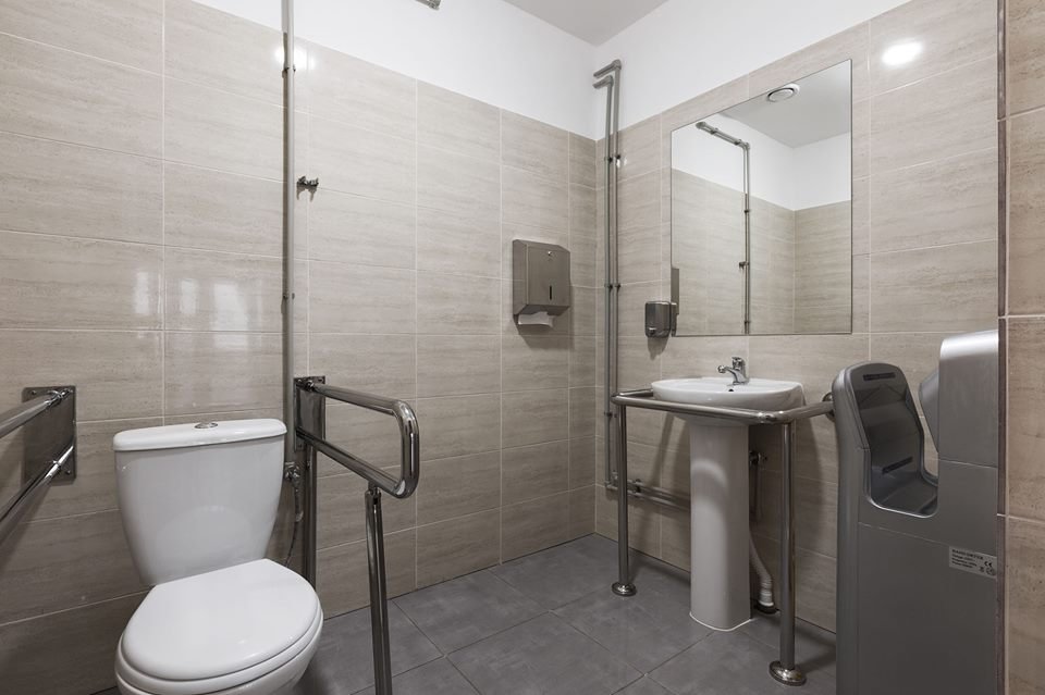 А это - школьная уборная для детей с особыми потребностями после реконструкции школы