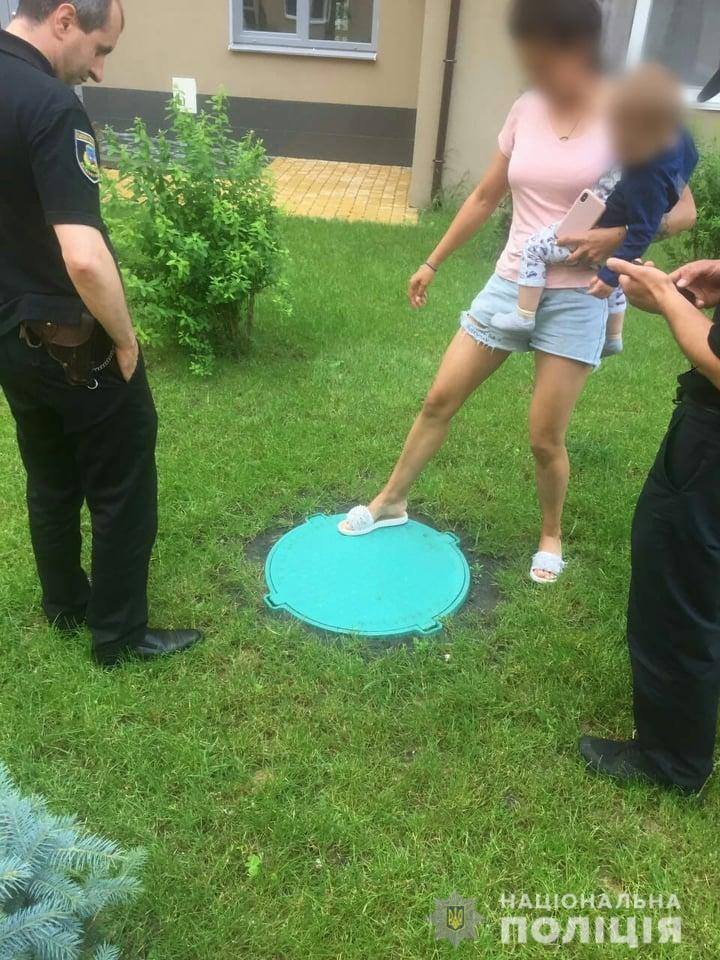 Под Киевом двухлетний мальчик провалился в канализационный люк