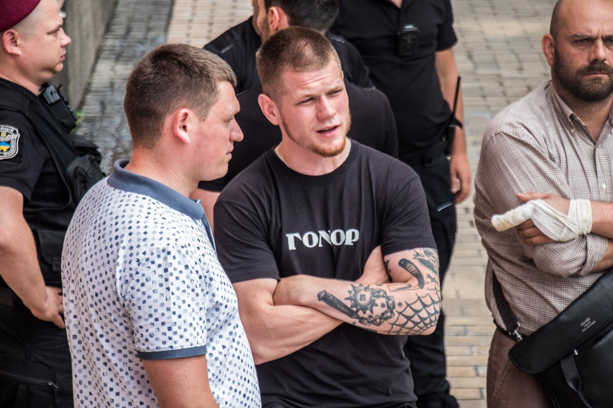 Но на самом деле дым исходил от петард и файеров, которые подожгли участники митинга в поддержку Сергея Филимонова