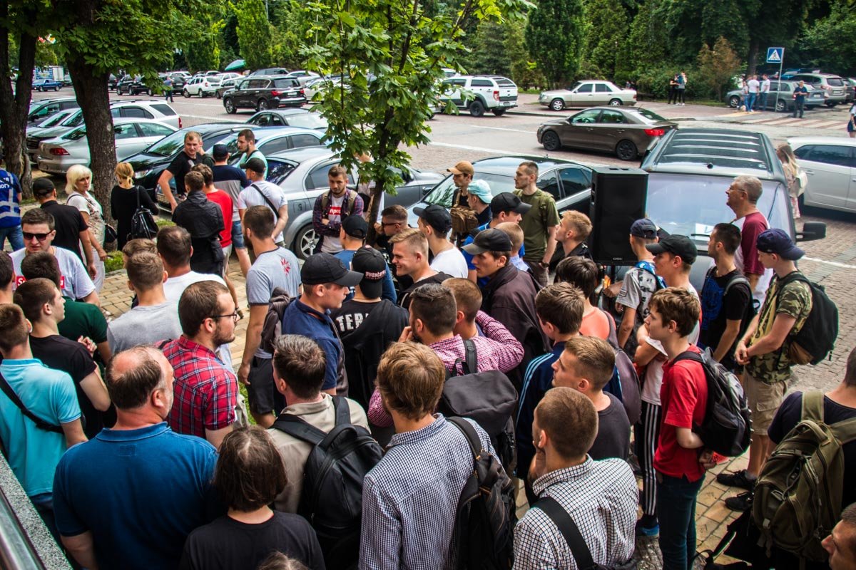 Сергей является главой Нацкорпцуса и не единожды с группой других активистов боролся с незаконными застройками в Киеве