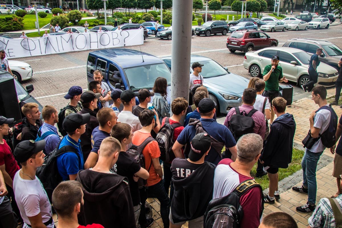 Во время борьбы с незаконными застройками у Филимонова состоялась стычка с главой Нацполиции Киева Андреем Крищенко