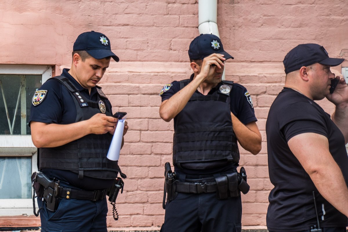 Один из организаторов акции, говоря о полиции, заявил: "Пацаны, если они полезут, собираемся вместе и будем ломать их".
