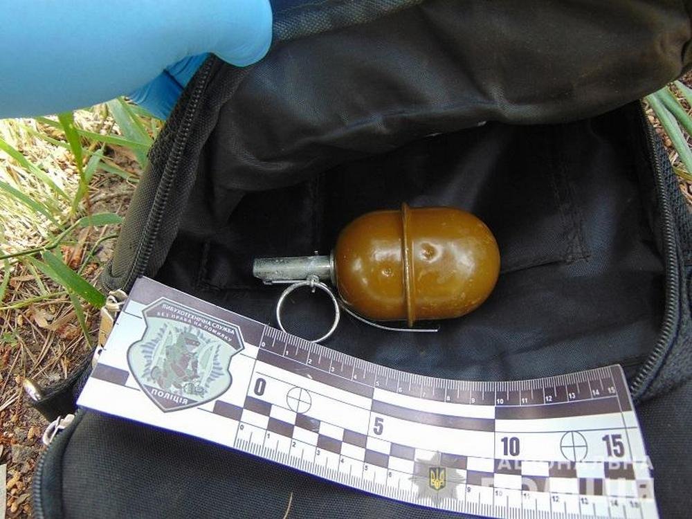 В сумке у прохожего обнаружили боевую гранату с зажигателем
