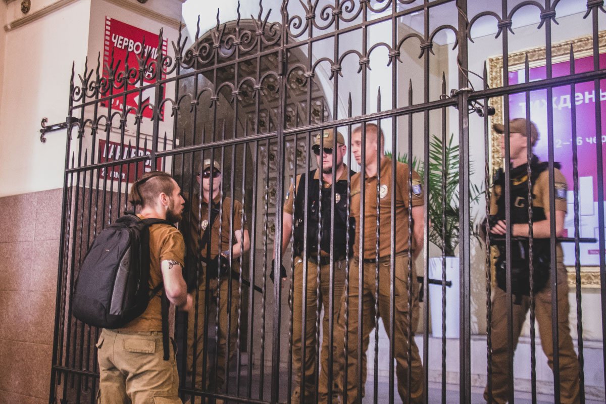 В пятницу, 7 июня, столичный кинотеатр "Киев" заблокировали представители Муниципальной охраны В пятницу, 7 июня, столичный кинотеатр "Киев" заблокировали представители Муниципальной охраны