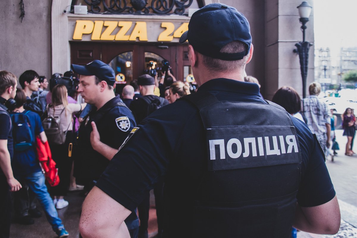 Одного из активистов, который пытался им помешать, избили Одного из активистов, который пытался им помешать, избили