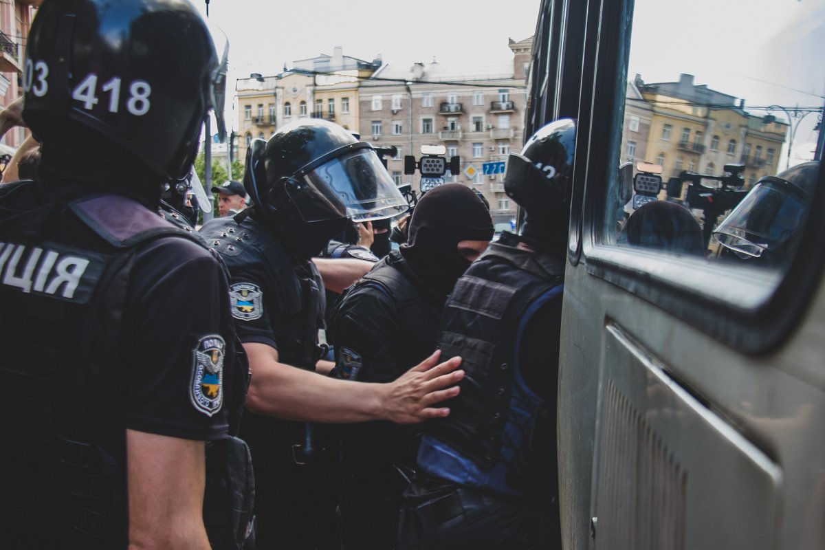 По словам Елены, предыдущий арендатор ни в какую не соглашается покидать здание По словам Елены, предыдущий арендатор ни в какую не соглашается покидать здание