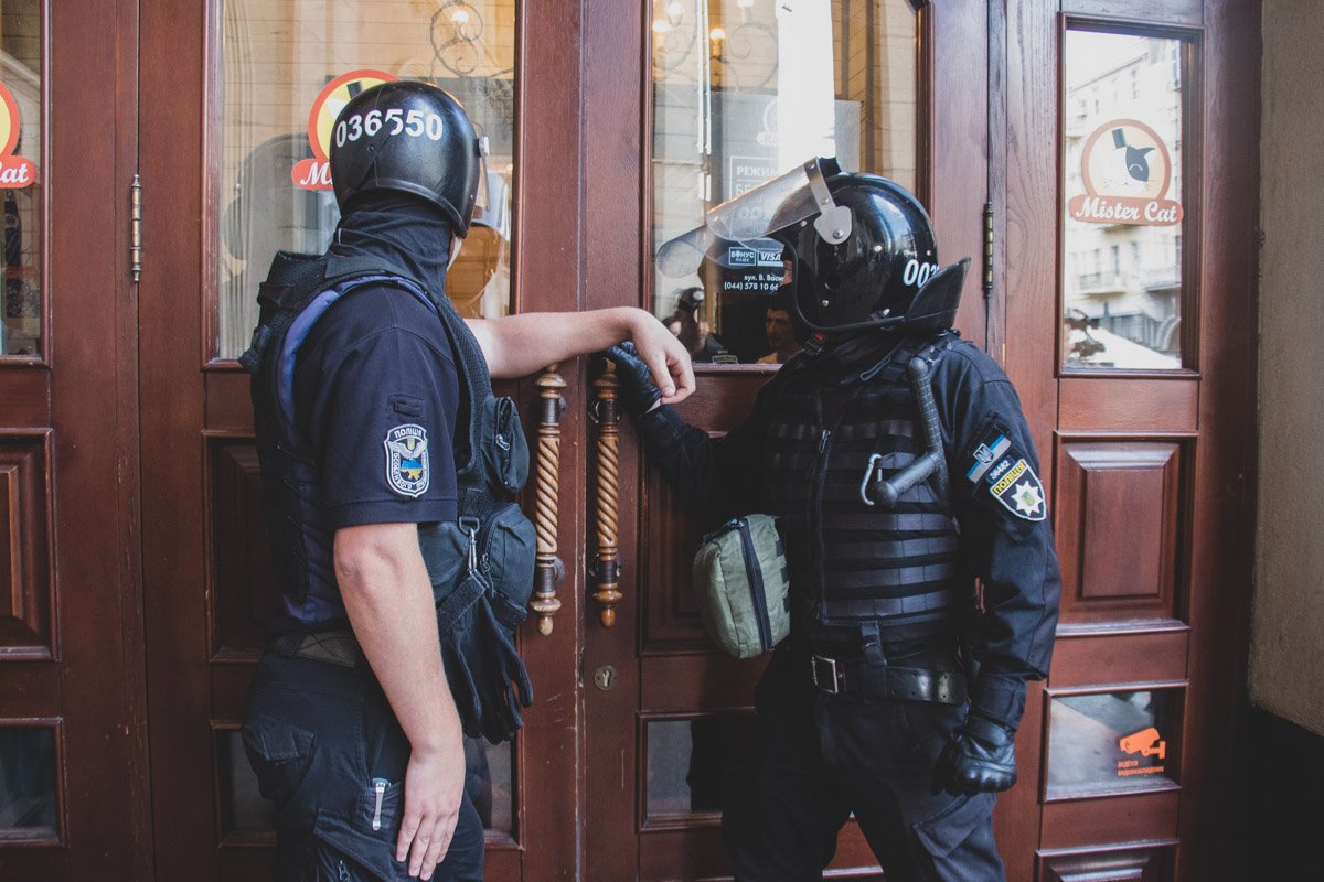 Правоохранители приехали на место и задержали 10 человек, якобы активистов Правоохранители приехали на место и задержали 10 человек, якобы активистов