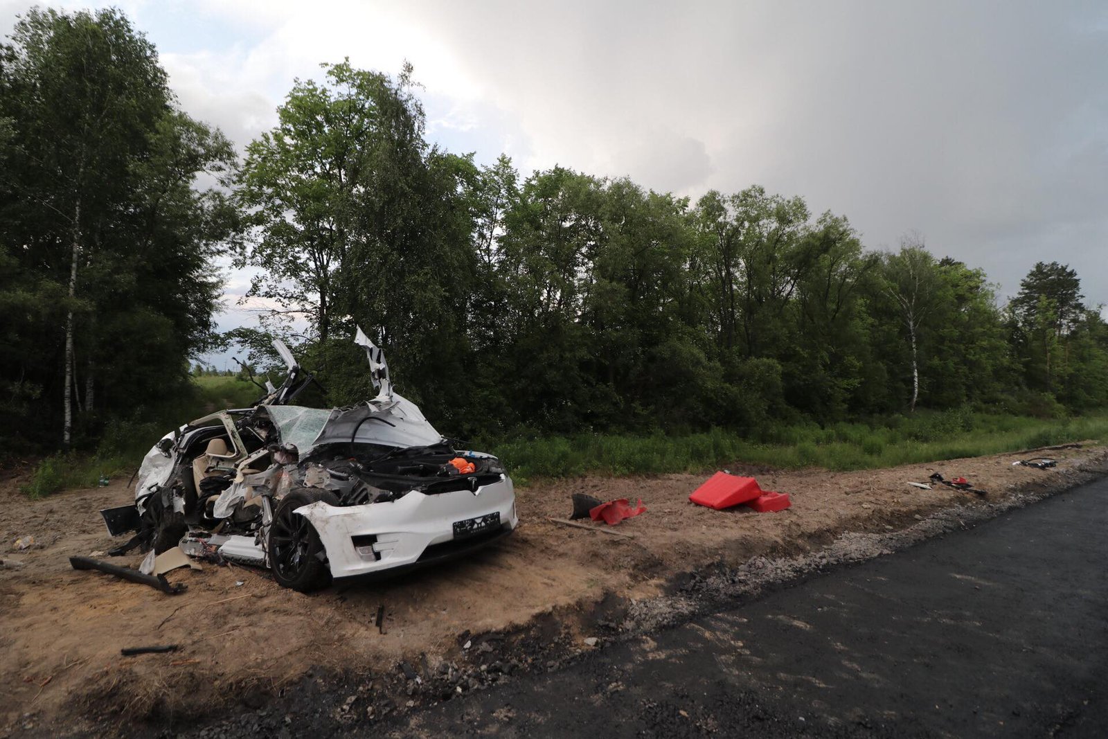 На 77 километре трассы Киев-Жиоомир кроссовер Tesla Model X влетел в ГАЗ дорожной службы