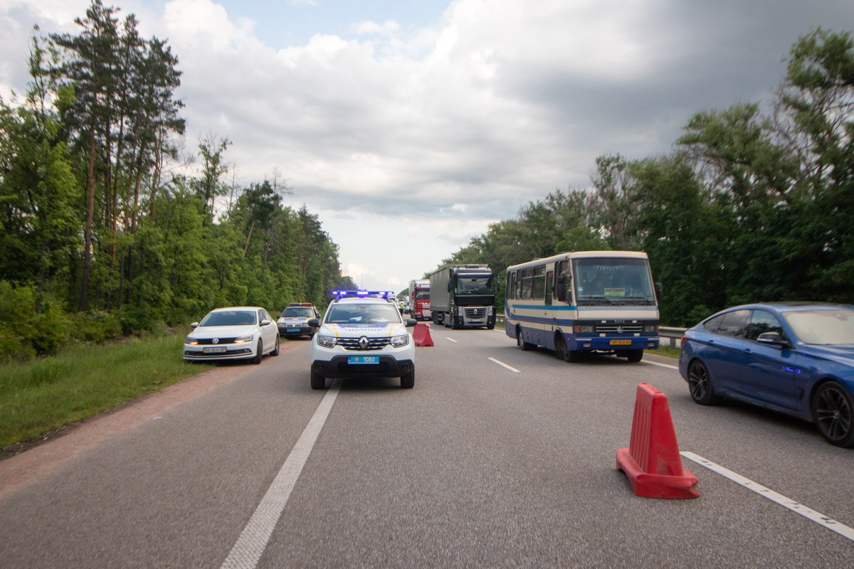 В результате на дороге образовалась большая пробка