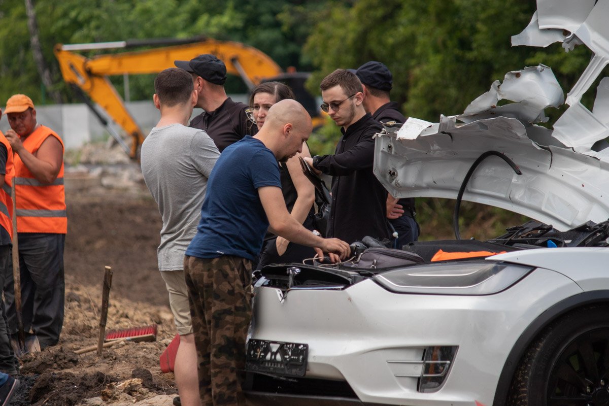 На месте находилось много людей, недалеко проходили ремонтные работы