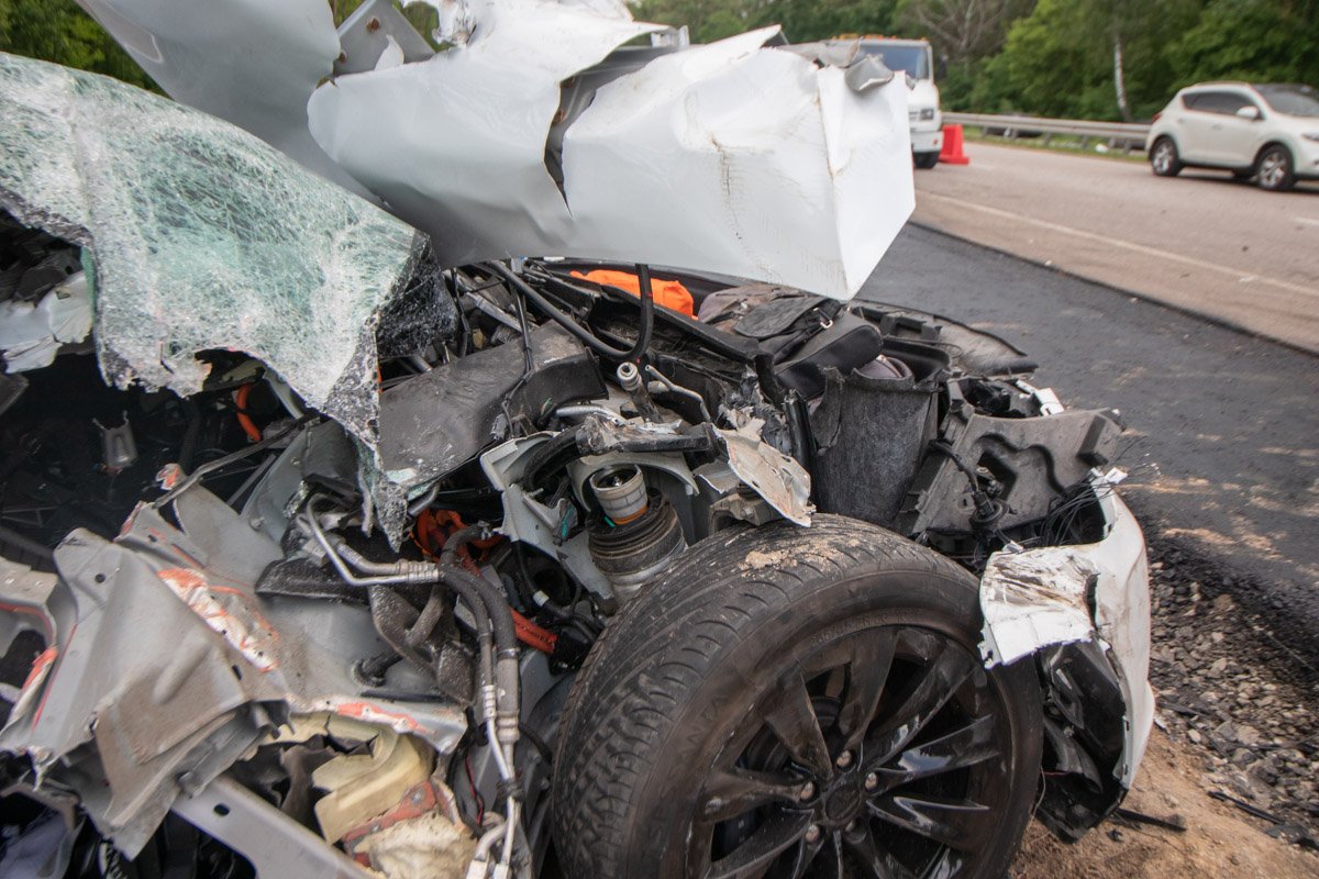 Автомобиль крайне серьезно пострадал, а его переднюю часть крайне сложно признать