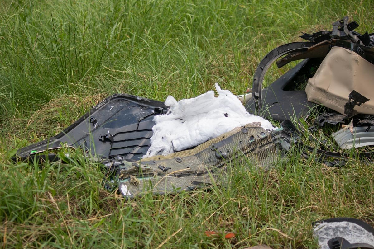 Обломки машины лежали и в нескольких метрах от нее