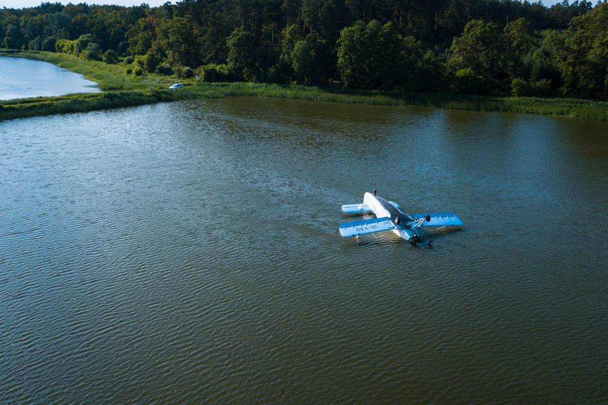 Скорее всего, пилот пытался совершить экстренную посадку на лугу, но не дотянул и рухнул в озеро